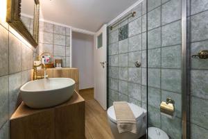 łazienka z umywalką, toaletą i prysznicem w obiekcie Vintage Boutique Penthouse w Pireusie +21 zdjęć