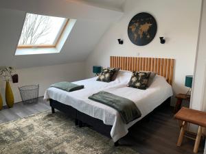 een slaapkamer met 2 bedden en een raam bij Bed and Breakfast de Salix in Hitzum