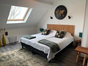 - une chambre avec 2 lits et une fenêtre dans l'établissement Bed and Breakfast de Salix, à Hitzum