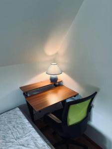 a desk with a chair and a lamp on it at Bel appartement duplex - Nogent hypercentre in Nogent-sur-Seine