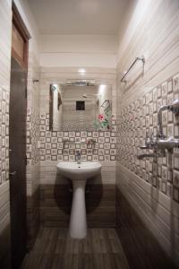 une salle de bain avec un lavabo et un miroir dans l'établissement Khangsar Home, à Katmandou 58 autres photos