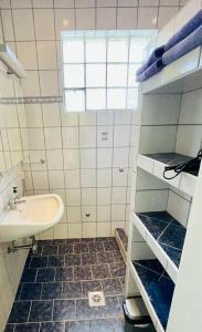 ein kleines Bad mit einem Waschbecken und einem Waschbecken in der Unterkunft Ferienwohnung Rosenauer in Purbach am Neusiedlersee