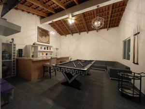 a room with a ping pong table in a kitchen at Casa in Alpuyeca