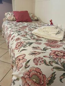 Tempat tidur dalam kamar di Le Terre dell'Etna - Casa del Maestrale