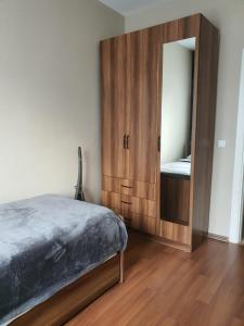 sypialnia z łóżkiem i szafką z lustrem w obiekcie Istanbul w Stambule