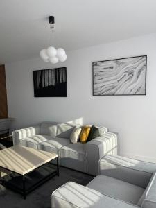 ein Wohnzimmer mit einem Sofa und einem Tisch in der Unterkunft AirStay in Pristina