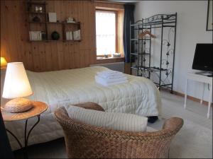 a bedroom with a bed and a table and chairs at Gîte Saumurois 7 personnes in Montreuil-Bellay
