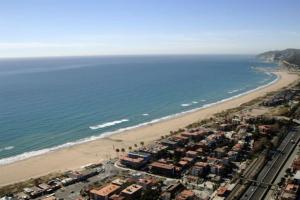 uma vista aérea de uma praia e do oceano em Nuevo apartamento en la playa de Castelldefels! em Castelldefels