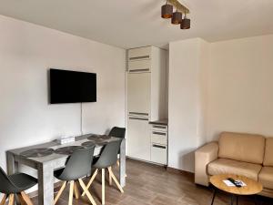 ein Wohnzimmer mit einem Tisch, Stühlen und einem Sofa in der Unterkunft Big family apartment in Bamberg in Bamberg