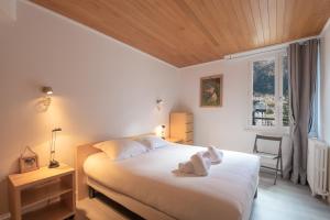 um quarto com uma cama com um urso de peluche em Résidence Majestic em Chamonix-Mont-Blanc
