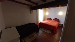 a small room with a bed and a window at Gîte Saumurois 7 personnes in Montreuil-Bellay