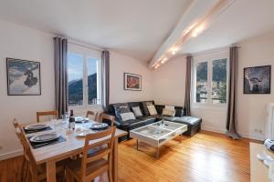 uma sala de estar com uma mesa e um sofá em Résidence Majestic em Chamonix-Mont-Blanc