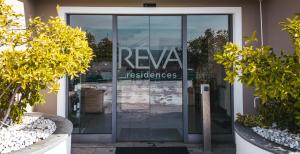 蒙福特達爾巴的住宿－Réva Residences and Pool，带有旋转门的建筑物入口