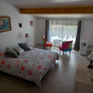 a bedroom with a bed and a table and chairs at Alaric Lodge: gîte champêtre avec parking privé. in Comigne