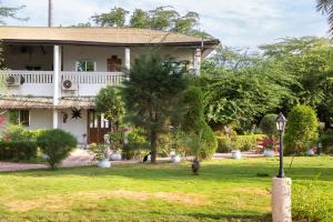 Le Relais de Kaolack外面的花园