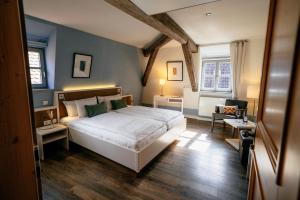 1 dormitorio con 1 cama blanca grande en una habitación en Weinbar & Gästehaus Himmelstoss, en Dettelbach