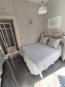 Schlafzimmer mit einem Bett und einer Glastür in der Unterkunft Vive Triana in Sevilla