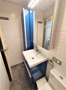 ein Bad mit einem Waschbecken und einem Spiegel in der Unterkunft Vive Triana in Sevilla