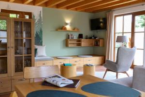 een woonkamer met een tafel en stoelen bij Schwarzwald Chalets in Freudenstadt