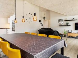 comedor con mesa y sillas amarillas en Holiday home Idestrup II, en Bøtø By