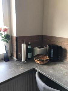 a kitchen counter with a toaster and a basket on it at Ferienwohnung in der schönen Rattenfängerstadt in Hameln