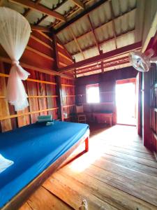 Postel nebo postele na pokoji v ubytování Blondies Koh Rong Bungalow