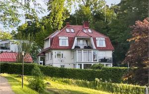 uma grande casa branca com um telhado vermelho em Gorgeous Apartment In Bors With Wifi em Borås