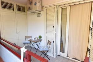eine Terrasse mit einem Tisch und Stühlen auf einer Veranda in der Unterkunft Casa vacanza "Glicine" Taormina-Trappitello in Trappitello