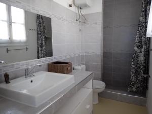 uma casa de banho branca com um lavatório e um WC em Casa Velha Penthouse em Sal Rei