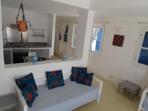uma sala de estar com um sofá e uma cozinha em Casa Velha Penthouse em Sal Rei