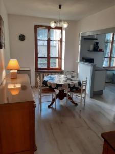 Kuchnia lub aneks kuchenny w obiekcie Appartement accueillant au cœur de La Margeride
