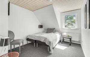 1 dormitorio con cama, ventana y silla en Stunning Apartment In Billund With Kitchen, en Billund