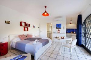 - une chambre avec un lit, une table et un bureau dans l'établissement Villa Fratta Rooms peace of mind, à Sorrente