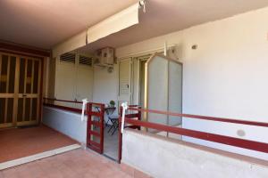 un balcone di una casa con ringhiera rossa di Casa vacanza "Glicine" Taormina-Trappitello a Taormina