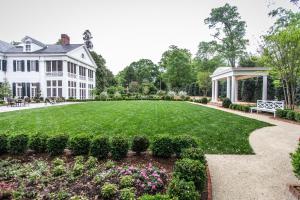 Κήπος έξω από το The Duke Mansion