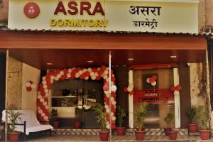 ein Gebäude mit einem Schild mit der Aufschrift „Asia Dermatology“ in der Unterkunft ASRA DORMITORY For Male And Female in Mumbai