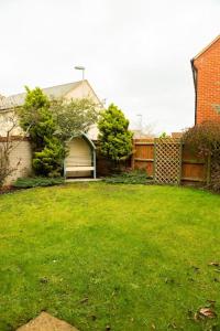 a yard with a house with a garage at Chi-Amici-3bed home-St Neots-Near to train station in Saint Neots