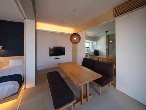 Habitación con mesa de comedor y dormitorio. en East SQUARE Tokyo, en Tokio