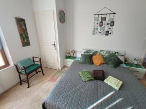 sypialnia z łóżkiem i krzesłem w obiekcie Maison dans la Provence Verte w mieście Cotignac