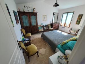 - une chambre avec un lit, une table et des chaises dans l'établissement Maison dans la Provence Verte, à Cotignac