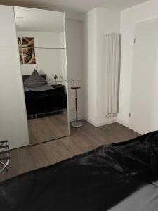A bed or beds in a room at Propeller Gästehaus OG