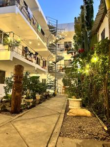 een binnenplaats van een gebouw met planten en trappen bij Kite House Cabarete across Kite Beach in Cabarete