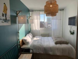 - une chambre avec un lit et une fenêtre dans l'établissement Le Touquet : Appt 4 pers face mer, à Le Touquet-Paris-Plage