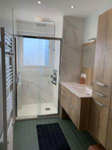 La salle de bains est pourvue d'une douche et d'un lavabo. dans l'établissement Le Touquet : Appt 4 pers face mer, à Le Touquet-Paris-Plage