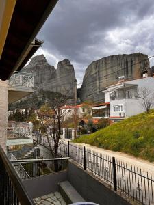un balcon avec vue sur une montagne dans l'établissement Teo's House 2, à Kalambaka