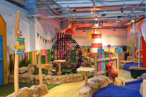 - une aire de jeux pour enfants avec un phare et une roue dans l'établissement Atlas By The Sea - Craig Tara, Ayr, à Ayr