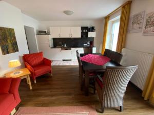 sala de estar con mesa y sillas y cocina en Haus Waldheim und Dependance en Scharnitz
