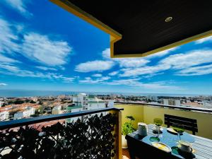 カスカイスにあるStudio Cascais with Sea viewの市街の景色を望むバルコニー