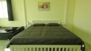 Un pat sau paturi într-o cameră la ณ กาญโฮม