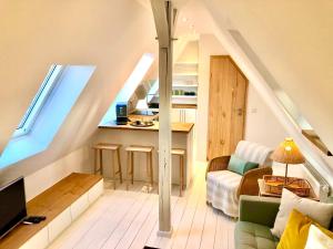 a living room with a couch a table and a kitchen at Ferienwohnung Ludwigstrasse in Nuremberg
